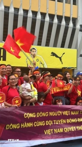 Rất đông cổ động viên đến sân cổ vũ cho tuyển Việt Nam. (Ảnh: Hằng Linh/TTXVN)