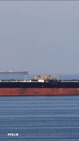 Tàu chở dầu di chuyển qua eo biển Hormuz. (Ảnh: Reuters/TTXVN)