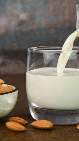 Sữa hạt hạnh nhân. (Ảnh: Getty images)