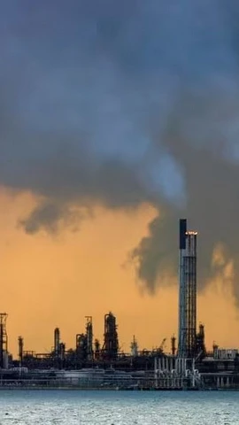 Một nhà máy lọc dầu ngoài khơi bờ biển Singapore. (Ảnh: Reuters)