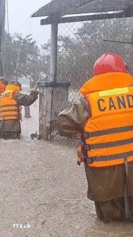 Lực lượng Công an Đắk Lắk có mặt tại các vị trí xung yếu, sẵn sàng ứng phó mưa lũ. (Ảnh: TTXVN phát)