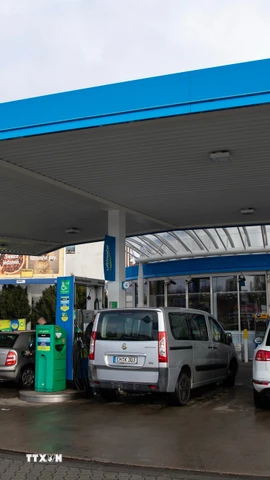 Một trạm xăng ở Slubice, Ba Lan. (Ảnh: THX/TTXVN)