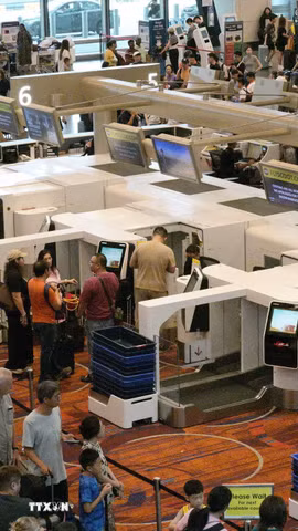 Hành khách xếp hàng tại quầy làm thủ tục ở sân bay Changi, Singapore. (Ảnh: THX/TTXVN)
