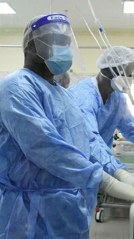 Các dịch vụ y tế khẩn cấp đã trở nên quá tải ở Senegal sau khi dịch sốt Rift Valley bùng phát. (Ảnh: AFP/Getty Images)