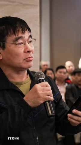 Người dân bị thu hồi đất để thực hiện dự án phát biểu ý kiến. (Ảnh: Vũ Quang/TTXVN)