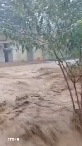 Nước lũ đổ về. (Ảnh: TTXVN phát)