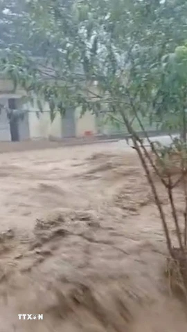 Nước lũ đổ về. (Ảnh: TTXVN phát)