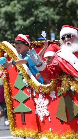 Người dân trong trang phục ông già Noel tham gia diễu hành đón Giáng sinh tại Auckland, New Zealand. (Ảnh: THX/TTXVN)