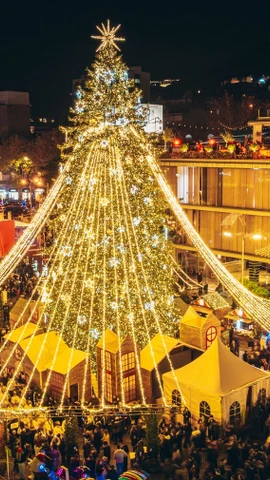 Cây thông được trang hoàng rực rỡ tại quảng trường ở Tbilisi, Gruzia. (Ảnh: THX/TTXVN)