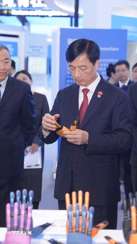 Ông Nguyễn Duy Ngọc và Đoàn công tác tham quan khu trưng bày, nghe giới thiệu về quá trình hình thành, phát triển của Trung Quan Thôn và một số thành tựu nổi bật trong lĩnh vực khoa học, công nghệ, đổi mới sáng tạo của Bắc Kinh. (Ảnh: TTXVN phát)
