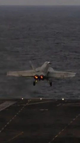 Một chiếc F/A-18E Super Hornet thuộc Phi đội Chiến đấu Cơ (VFA) 14 cất cánh từ sàn đáp của tàu sân bay lớp Nimitz USS Abraham Lincoln trên Biển Arab. (Ảnh: Hải quân Mỹ)