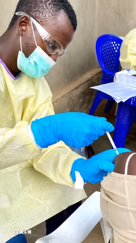 Nhân viên y tế tiêm vaccine phòng Ebola cho người dân tại Bắc Kivu, CHDC Congo. (Ảnh: THX/TTXVN)