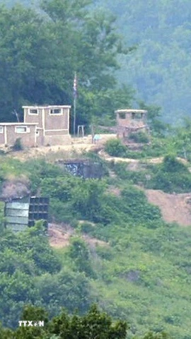 Một tiền đồn tại khu vực biên giới Triều Tiên, nhìn từ tỉnh Gyeonggi, Hàn Quốc. (Ảnh: Yonhap/TTXVN)