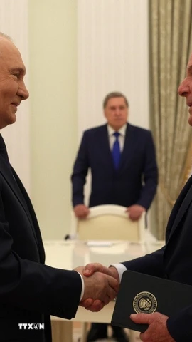 Tổng thống Nga Vladimir Putin (trái) và đặc phái viên của Tổng thống Mỹ Donald Trump, ông Steve Witkoff (phải) tại cuộc gặp ở Moskva ngày 6/8/2025. (Ảnh: THX/TTXVN)