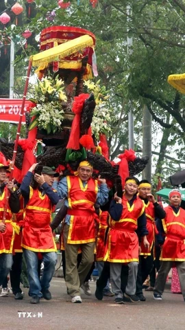 Lễ rước kiệu truyền thống trong Lễ hội văn hóa dân gian Phố Hiến. (Ảnh: Đinh Văn Nhiều/TTXVN)