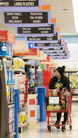 Người tiêu dùng mua sắm tại siêu thị ở California, Mỹ. (Ảnh: THX/TTXVN)