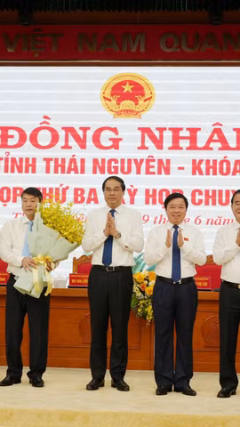 Lãnh đạo tỉnh Thái Nguyên tặng hoa chúc mừng tân Phó chủ tịch UBND tỉnh mới được bầu tại Kỳ họp. (Ảnh: Hoàng Nguyên/TTXVN)