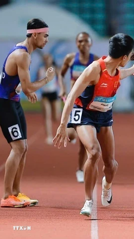 Các vận động viên đội tuyển điền kinh Việt Nam thi đấu xuất sắc nội dung hỗn hợp nam nữ 4x400m để giành Huy chương Vàng SEAGames 33. (Ảnh: Minh Quyết/TTXVN)