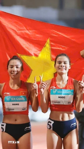 4 vận động viên Tạ Ngọc Tưởng, Nguyễn Thị Ngọc, Lê Ngọc Phúc và Nguyễn Thị Hằng giành HCV nội dung hỗn hợp nam nữ 4x400m, phá kỷ lục SEA Games. (Ảnh: Minh Quyết/TTXVN)