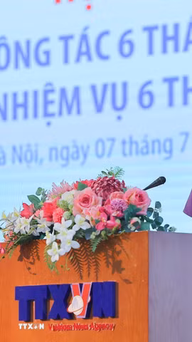 Đồng chí Vũ Việt Trang, Ủy viên Ban Thường vụ Đảng ủy các cơ quan Đảng Trung ương, Bí thư Đảng ủy, Tổng Giám đốc TTXVN, Phó Trưởng Ban Tuyên giáo và Dân vận Trung ương phát biểu khai mạc Hội nghị. (Ảnh: Lê Đông/TTXVN)