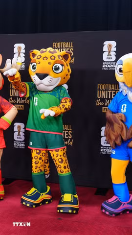 Các linh vật của World Cup 2026 ra mắt tại lễ bốc thăm (từ trái sang): Nai sừng tấm Canada, Báo đốm Mexico và Đại bàng đầu trắng Mỹ. (Ảnh: THX/TTXVN)