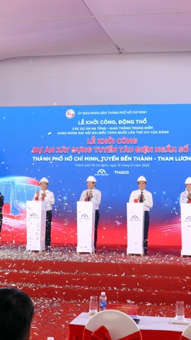 Các đại biểu thực hiện nghi thức khởi công dự án metro Bến Thành-Tham Lương. (Ảnh: Tiến Lực/TTXVN)