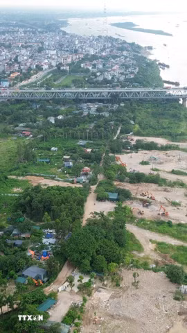 Công viên công cộng Phú Thượng sẽ trở thành điểm nhấn cảnh quan của khu vực ven sông Hồng, góp phần hoàn thiện không gian đô thị, cải thiện môi trường sống và tạo thêm không gian văn hóa, vui chơi, thể dục thể thao cho người dân khu vực phía Bắc Thủ đô. (Ảnh: Quốc Khánh/TTXVN)