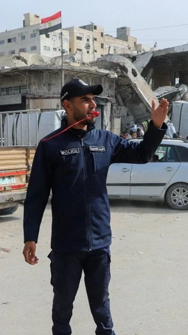 Một cảnh sát điều tiết giao thông ở Gaza. (Ảnh: Reuters)