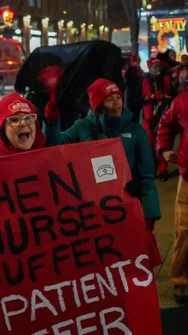 Các y tá đình công bên ngoài Bệnh viện Mount Sinai West. (Ảnh: AP)