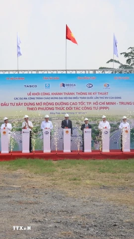 Đại biểu thực hiện nghi thức khởi công "Dự án đầu tư xây dựng mở rộng đường cao tốc Thành phố Hồ Chí Minh-Trung Lương-Mỹ Thuận. (Ảnh Công Trí/TTXVN)