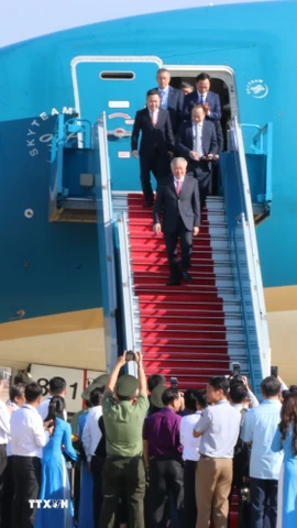 Đúng 8 giờ 20 phút, máy bay Boeing 787 của Hãng hàng không quốc gia Việt Nam – Vietnam Airlines, chở theo lãnh đạo Đảng, Nhà nước, các Bộ, Ngành đáp xuống đường băng số 1, chính thức khai trương vận hành Cảng hàng không quốc tế Long Thành. (Ảnh: Sỹ Tuyên/TTXVN)