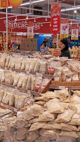 Khách hàng mua sắm tại Big C Long Biên (Hà Nội). (Ảnh: Trần Việt/TTXVN)