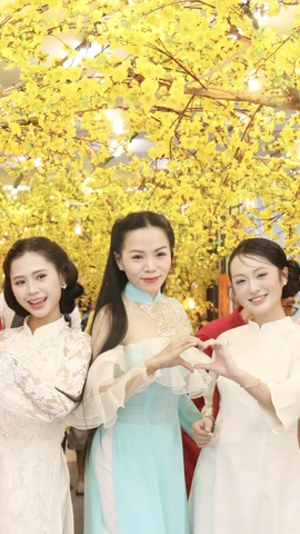 Nhiều bạn trẻ mặc trang phục áo dài trong Lễ hội Xuân. (Ảnh: Thu Hương/TTXVN)