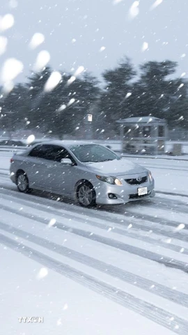 Tuyết rơi dày tại Houston, bang Texas, Mỹ. (Ảnh: THX/TTXVN)