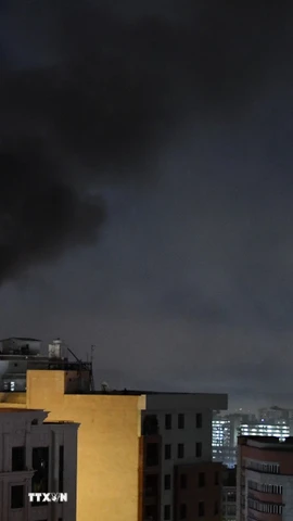 Khói bốc lên sau cuộc không kích của Israel tại Tehran, Iran, ngày 7/3/2026. (Ảnh: THX/TTXVN)