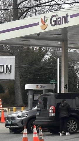 Người dân mua xăng tại một trạm bán lẻ xăng dầu trên Đại lộ Connecticut ở thủ đô Washington của Mỹ. (Ảnh: Ngọc Quang/TTXVN)