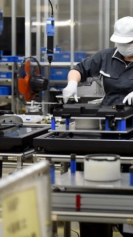 Công nhân làm việc tại một nhà máy ở Utsunomiya, Nhật Bản. (Nguồn: AFP/TTXVN)