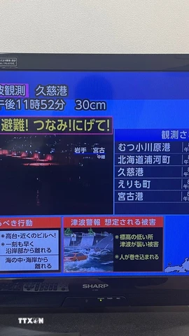 Thông tin về trận động đất có độ lớn 7,6 ở ngoài khơi tỉnh Aomori (Nhật Bản) được phát trên truyền hình tại thủ đô Tokyo, ngày 9/12/2025. (Ảnh: THX/TTXVN)
