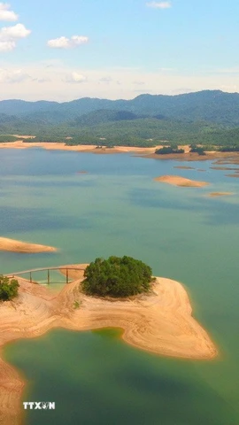 Hồ Kẻ Gỗ nằm yên bình trong khu bảo tồn thiên nhiên quốc gia. (Ảnh: Nhật Anh/TTXVN)