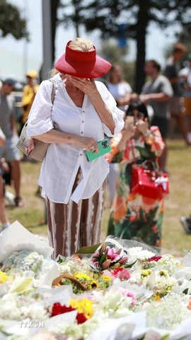 Đặt hoa tưởng niệm các nạn nhân vụ xả súng trên bãi biển Bondi ở Sydney, Australia ngày 15/12/2025. (Ảnh: THX/TTXVN)