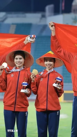 Tạ Ngọc Tưởng, Lê Ngọc Phúc, Nguyễn Thị Ngọc, Nguyễn Thị Hằng giành huy chương vàng nội dung 4x400m hỗn hợp. (Ảnh: Minh Quyết/TTXVN)