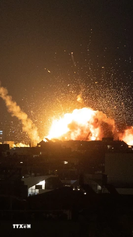 Khói lửa bốc lên dữ dội sau vụ nổ do tên lửa phóng xuống thành phố Tel Aviv, Israel ngày 28/2/2026. (Ảnh: THX/TTXVN)