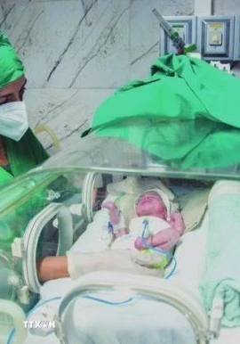 Chăm sóc trẻ sơ sinh tại một bệnh viện ở Cuba. (Ảnh: TTXVN phát)