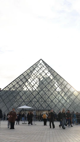 Bảo tàng Louvre tại thủ đô Paris, Pháp. (Ảnh: THX/TTXVN)