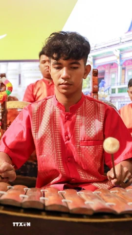 Nhạc ngũ âm Khmer được xem là linh hồn văn hóa của đồng bào Khmer, giữ vai trò đặc biệt quan trọng trong các lễ hội, nghi lễ dân gian và các loại hình sân khấu truyền thống. (Ảnh: Khánh Hòa/TTXVN)