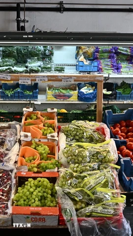 Người dân mua sắm tại siêu thị ở Vienna, Áo. (Ảnh: THX/TTXVN)