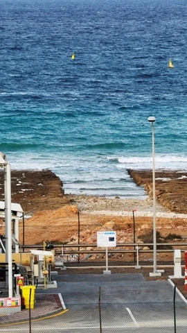 Hình ảnh một nhà máy khử muối ở thành phố cảng Sur của Oman. (Ảnh: AFP)