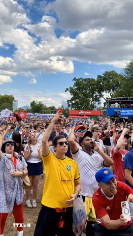 Cổ động viên Mỹ tại FIFA Fan Festival tại Lemon Hill (Philadelphia) ăn mừng chiến thắng 2-0 trước Australia. (Ảnh: Ngọc Quang/TTXVN)