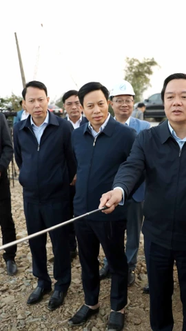 Chủ tịch Ủy ban Nhân dân tỉnh Hưng Yên Phạm Quang Ngọc kiểm tra tiến độ thực hiện dự án tuyến đường cao tốc CT.08 đoạn qua xã Hồng Vũ. (Ảnh: Thế Duyệt/TTXVN)