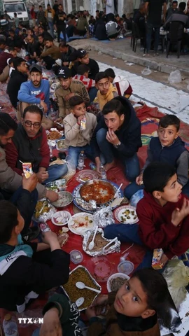 Người dân Palestine tại Beit Lahia, Dải Gaza. (Ảnh: THX/TTXVN)